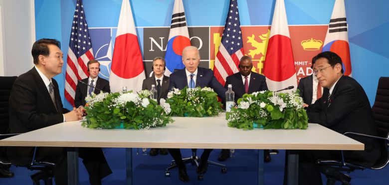 윤석열 대통령이 22일 미국 뉴욕에서 기시다 후미오 일본 총리와 정상회담을 시작했다고 대통령실이 밝혔다. 사진은 지난 6월 29일 스페인 마드리드 이페마 컨벤션센터에서 열린 한미일 정상회담에서 윤석열 대통령이 조 바이든 미국 대통령, 기시다 후미오 일본 총리와 대화하고 있다. [연합]