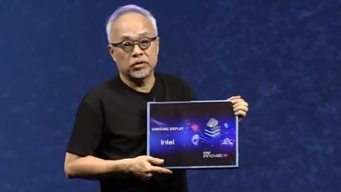 27일(현지시간) 최주선 삼성디스플레이 사장이 미국 맥에너리 컨벤션 센터에서 열린 ‘인텔 이노베이션’에 등장해 PC용 17인치 슬라이더블 디스플레이를 선보이는 모습.[인텔 유튜브 영상 캡처]