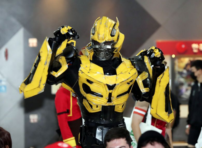 30일 오후 경기도 부천시 한국만화박물관에서 열린 '제25회 부천국제만화축제' 개막식에서 영화 '범블비'의 주인공 복장을 한 코스튬 플레이어가 음악에 맞춰 춤을 추고 있다. [연합]