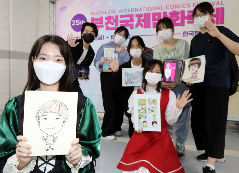 팬데믹 이후 3년만에 오프라인으로 열린 제25회 부천국제만화축제에서 부천대 영상&게임콘텐츠과 학생들이 자신들이 그린 웹툰, 일러스트, 캐리커처등을 선보이고 있다. 축제는 한국만화영상 진흥원과 한국만화 박물관에서 30일부터 10월 3일까지 진행한다. [연합]