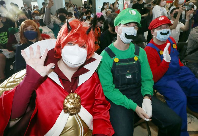 30일 오후 경기도 부천시 한국만화박물관에서 열린 '제25회 부천국제만화축제' 개막식에서 코스튬 플레이어들이 손을 흔들고 있다. [연합]