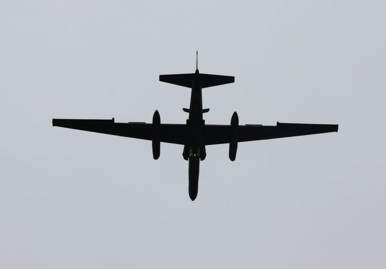 북한이 중거리 탄도미사일(IRBM)을 발사한 4일 경기도 평택시 주한미공군 오산기지 인근 상공에서 U-2S 고공정찰기가 착륙을 위해 비행하고 있다. [연합]