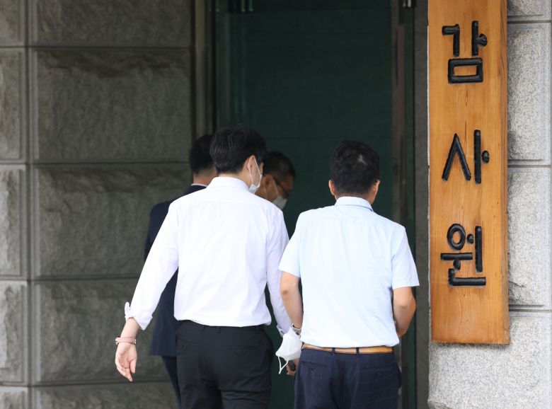 '서해 공무원 피격 사건'과 관련해 감사원이 문재인 전 대통령에게 서면조사를 통보한 것을 두고 여야의 대치가 고조되고 있는 4일 오전 서울 종로구 감사원 건물로 직원들이 출근하고 있다. [연합]