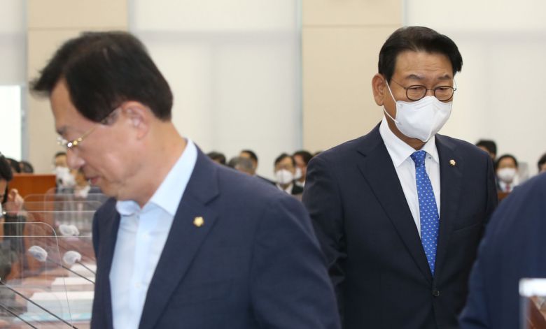 행정안전위원회 김교흥 민주당 간사(오른쪽)와 이만희 국민의힘 간사가 5일 오전 서울 여의도 국회에서 열린 행정안전위원회의 중앙선거관리위원회, 진실화해를위한과거사정리위원회, 소방청·한국소방산업기술원, 한국승강기안전공단 등 7개 공공기관에 대한 2022년 종합국정감사에서 의원들과 인사를 나눈 뒤 자리로 향하고 있다. [연합]