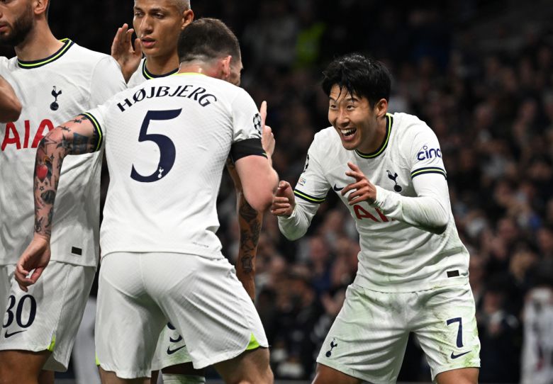 손흥민이 득점 후 어시스트를 했던 호이비에르와 세리머니를 하고 있다. 로이터