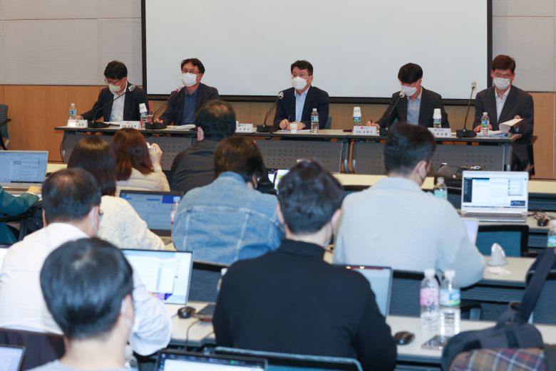 SK브로드밴드·KT·LG유플러스 등 통신 3사와 한국통신사업자연합회(KTOA)는 12일 서울 여의도 전경련회관 컨퍼런스센터에서 글로벌 빅테크 망 무임승차 관련 기자간담회를 열었다. [연합]