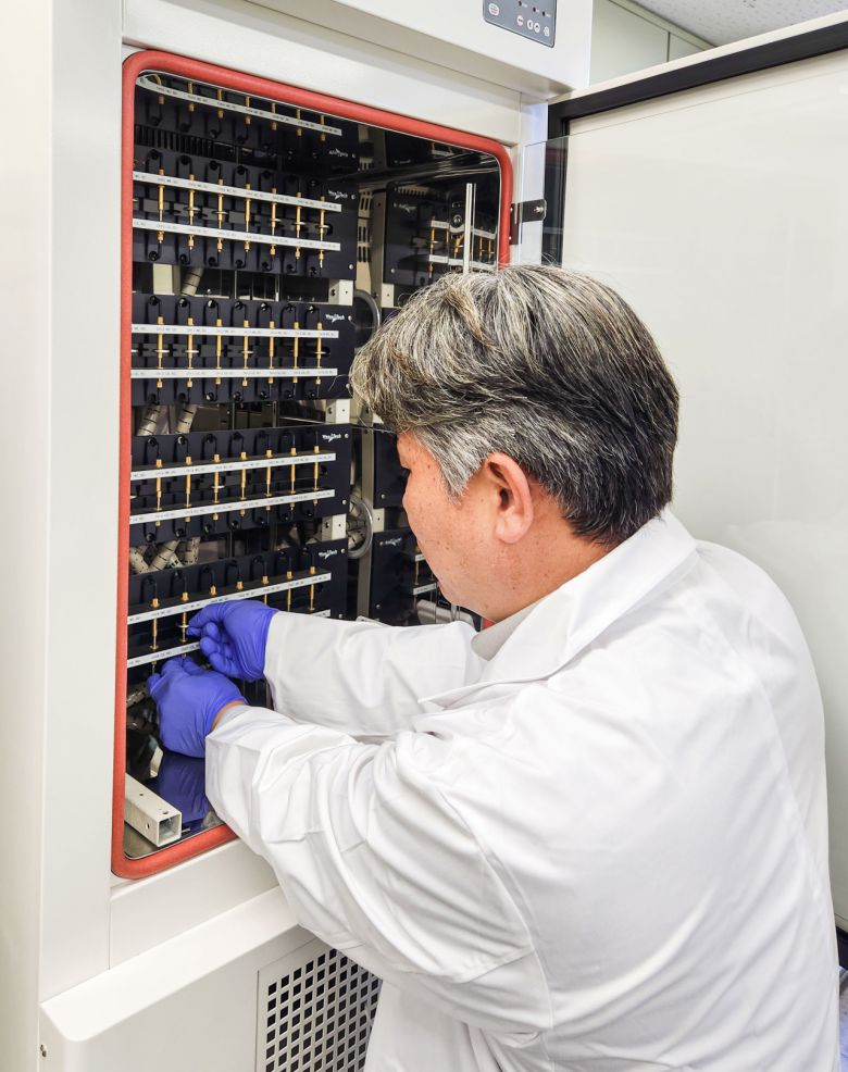 연구팀이 전자선을 이용해 제조한 반고체 리튬이온 배터리의 장기 사용 안정성 평가시험을 실시하고 있다.[한국원자력연구원 제공]