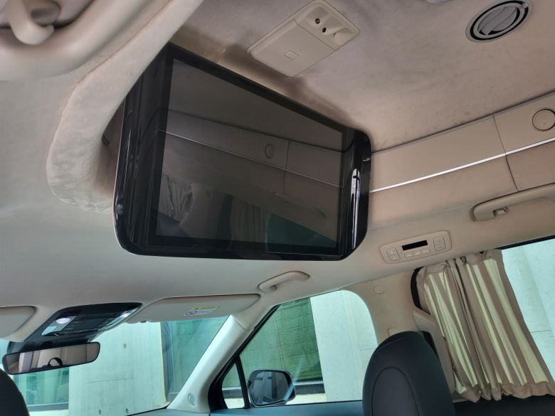 ‘노블클라쎄 L9’의 21.5인치 대형 디스플레이. 유튜브, 넷플릭스 등을 즐길 수 있다. [김지윤 기자]