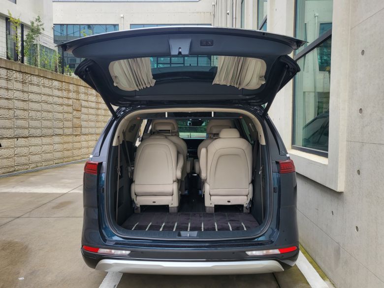 ‘노블클라쎄 L9’ 후미에는 코트 등을 걸어놓을 수 있는 긴 옷걸이 봉이 있다. [김지윤 기자]