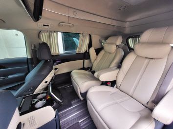 해당 모델은 국내 최고의 컨버전 디자이너와 엔지니어의 협업을 통해 탄생했다. 백미는 내부 인테리어와 승차감이다. 차에 들어서자마자 감탄사가 절로 나온다. 천장을 높인 하이루프 덕분이다. 스웨이드 느낌의 베이지색 천장과 시트도 고급스러운 분위기를 풍긴다.