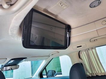 2열에 앉으면 즐길거리가 풍성해진다. 우선 고개를 살짝 들면 21.5인치 대형 디스플레이가 보인다. 시트를 눕혀 보기에도 알맞다. 미디어 셋톱박스가 적용돼 있어 유튜브, 넷플릭스 등 오버더톱 서비스(OTT)를 이용할 수 있다.