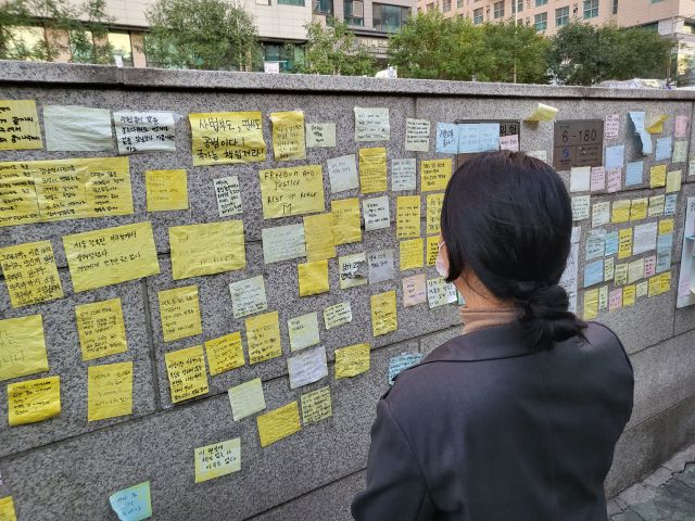 지난달 서울 종로구 종각 앞에서 신당역 여성노동자 살해 규탄 집회가 열렸다(사진 위).지난 20일 서울 중구 신당역 앞에는 여전히 신당역 사건 피해자를 추모하는 글귀들이 놓였다. 박혜원 기자·[연합]