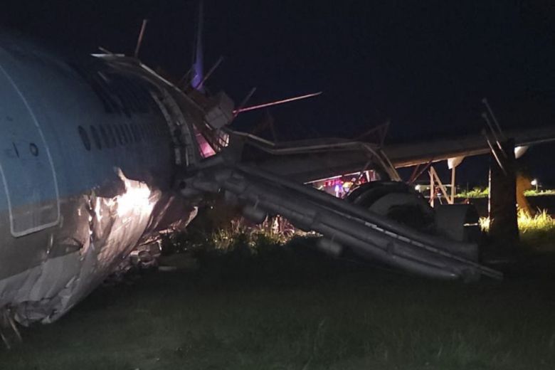 필리핀 세부 막탄공항에서 대한항공 여객기가 착륙 후 활주로를 이탈(오버런·overrun)하는 사고가 발생했다. 24일 대한항공에 따르면 인천국제공항에서 출발해 세부 막탄 공항으로 향한 A330-300 항공기가 현지 기상 악화로 비정상 착륙했다. [AP]