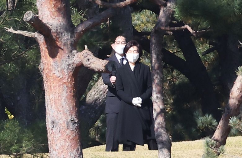 이재용 삼성전자 부회장과 홍라희 전 삼성미술관 리움 관장이 25일 오전 경기도 수원시 선영에서 치러진 고 이건희 삼성그룹 회장 2주기 추모식에 참석해 있다. [연합]