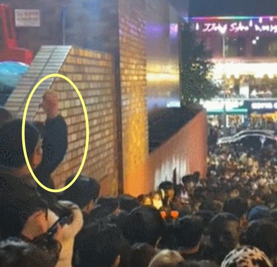 지난 29일 이태원 참사가 발생했던 골목길의 참사 발생 수시간 전 모습. 한 여성이 손을 흔들면서 인파를 정리해 질서가 유지되고 있다. [틱톡 캡처]