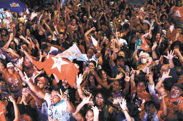 남미 대국 브라질을 이끌었던 루이스 이나시오 룰라 다시우바(77) 전 대통령이 30일(현지시간) 치러진 대선에서 승리했다. 30일(현지시간) 실시된 대통령 선거 결선 투표에서 룰라 노동당(PT) 후보가 사회자유당(PSL) 후보인 자이르 보우소나루(67) 대통령을 가까스로 누르고 승리했다.