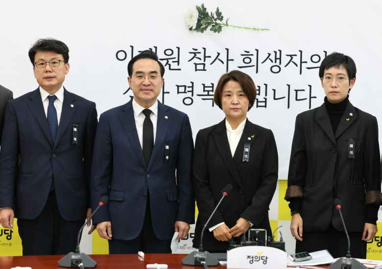 정의당 이은주 원내대표가 4일 오전 국회에서 더불어민주당 박홍근 원내대표의 예방을 받고 기념촬영을 하고 있다. 왼쪽부터 더불어민주당 진성준 원내수석부대표, 박 원내대표, 정의당 이은주 원내대표, 장혜영 부대표. 연합뉴스