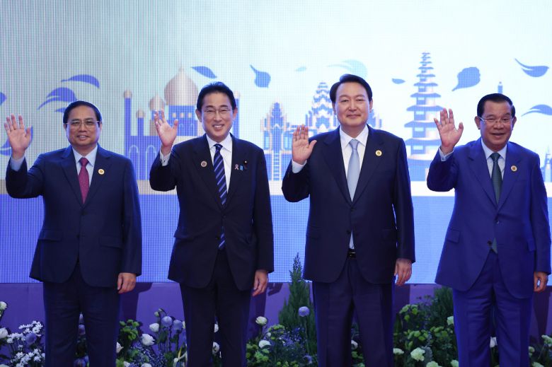 윤석열 대통령이 12일(현지시간) 오전 캄보디아 프놈펜 한 호텔에서 열린 아세안+3'(한·중·일) 정상회의에서 기념촬영을 하고 있다. 왼쪽부터 팜 민 찐 베트남 총리, 기시다 후미오 일본 총리, 윤석열 대통령, 훈센 캄보디아 총리. [연합]