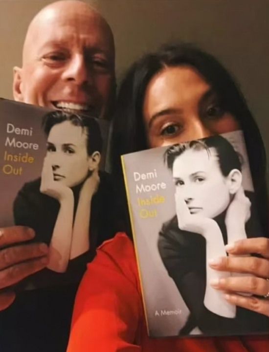 외신은 "전 남편 브루스 윌리스와 아내 엠마 헤밍은 데미 무어의 자서전을 들고 생일을 축하하며 '당신의 내면과 외면 모두를 사랑한다'라고 적었다. 놀라운 사이"라고 표현했다.