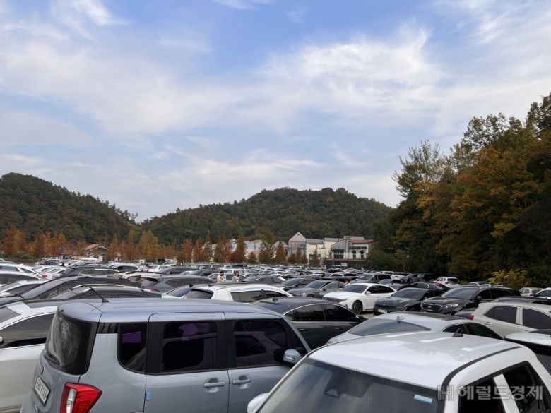 담양프로방스는 주말과 공휴일은 주차장이 만차다. 이에 따라 크고 작은 주차민원이 속출하고 있다. 서인주 기자