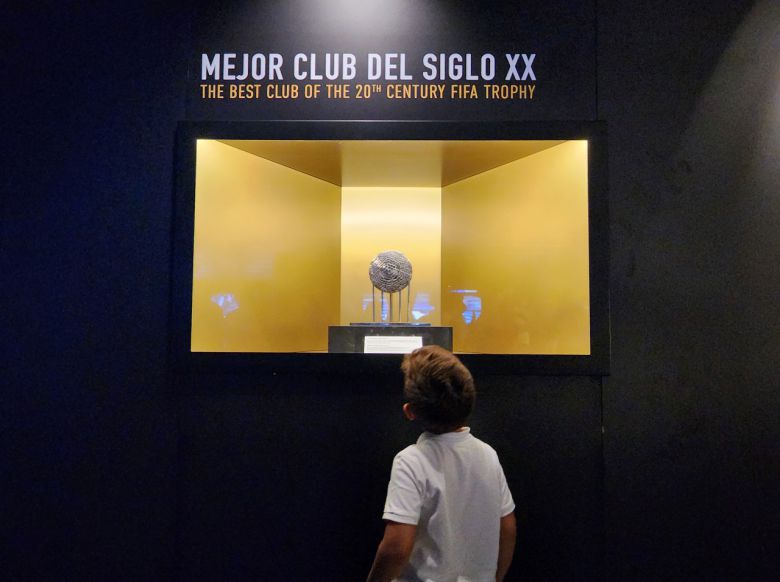 FIFA가 20세기 최고의 팀으로 선정한 레알의 트로피를 한 소년팬이 올려다 보고 있다.