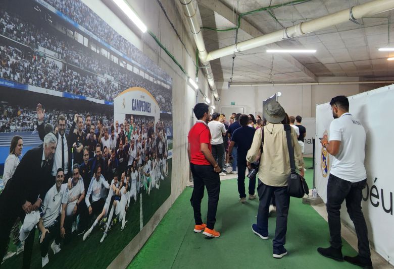 경기장 진입로는 덜 지어진 건물 처럼 빈티지 느낌이다.