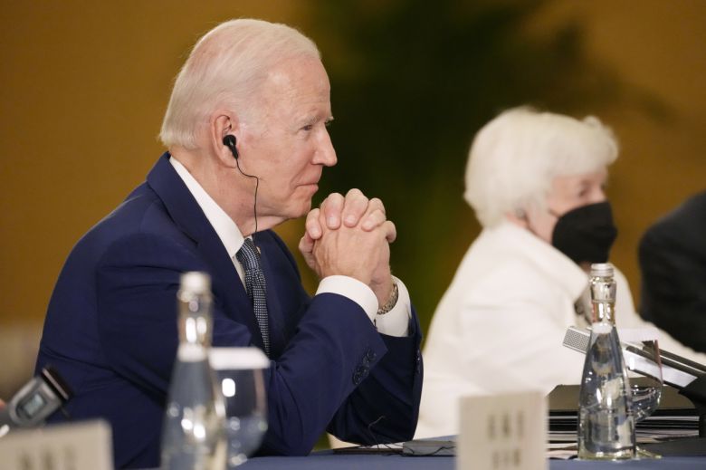 14일(현지시간) 주요 20개국(G20) 정상회의가 열리는 인도네시아 발리에서 진행된 조 바이든(왼쪽) 미국 대통령과 시진핑(習近平) 중국 국가주석 간의 첫 대면 정상회의에 재닛 옐런(오른쪽) 미 재무장관이 참석한 모습. [AP]