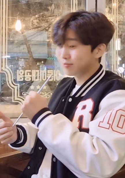 임영웅이 귀여운 개구쟁이로 변신했다.