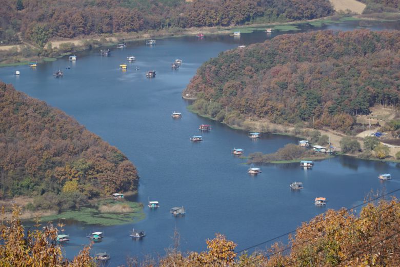 초평호의 한켠, 한반도 닮은 S라인 호수 위에 강태공들의 수상 집 좌대가 편안하게 떠 있다.