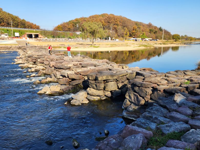 이 다리는 지네가 농구화 끈 매듯, 천천히 차분히 넘어야 한다.