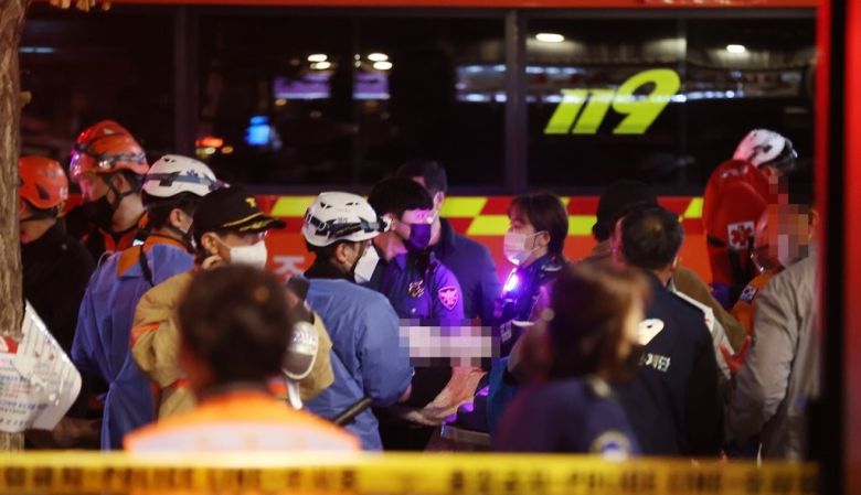 지난달 30일 새벽 이태원 참사 발생 후 이태원역으로 소방구조대가 진입하고 있다. [연합]