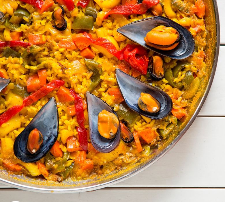 스페인에 가면 흔히 접하는 해물볶음밥 파에야.
