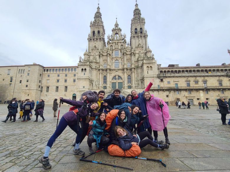 갈리시아주 산티아고 순례길의 종점, 산티아고 데 콤포스텔라 대성당 앞 마당은 2-3분에 한 번 씩 축제가 벌어진다. 완주의 기쁨을 소리치고, 이들을 향해 소리내어 환영해 주는 풍경이다.