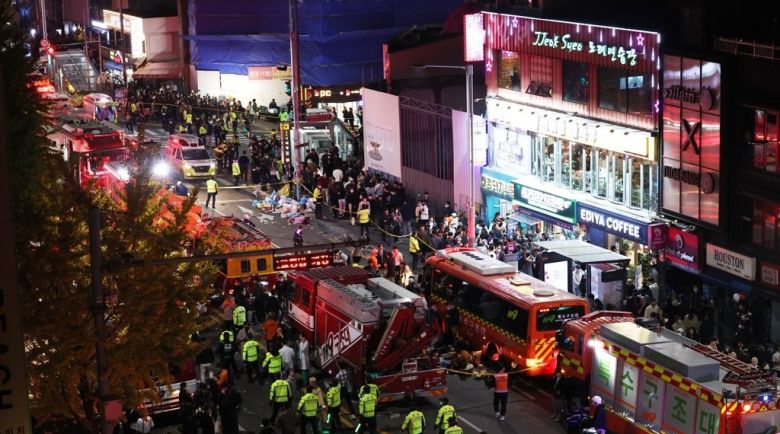 지난달 30일 새벽 이태원 참사 발생 후 이태원역으로 소방구조대가 진입하고 있다. [연합]