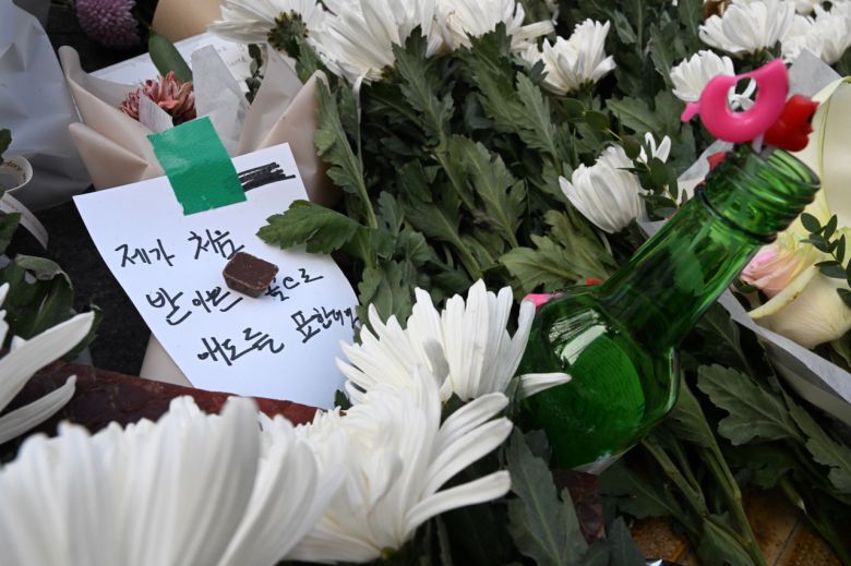 지난달 31일 서울 용산구 이태원 참사 현장 인근 지하철 6호선 입구에 희생자들을 추모하는 메모와 함께 국화꽃이 놓여있다. 임세준 기자