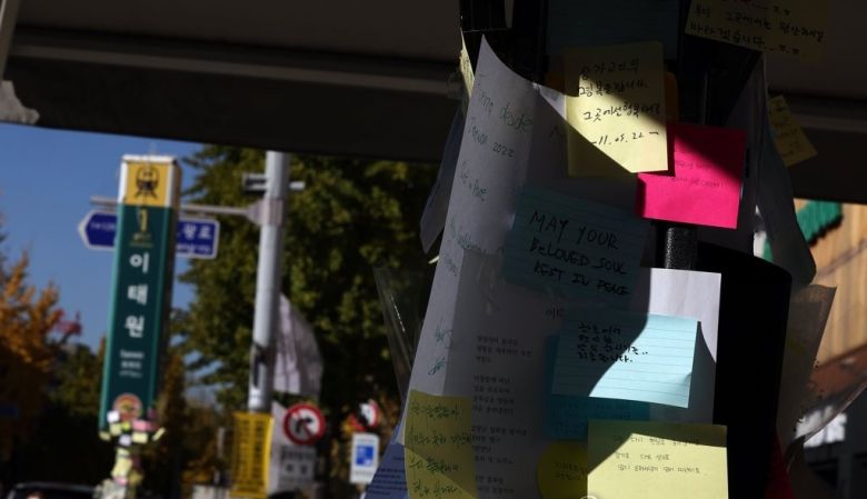 이태원 참사 추모공간이 마련된 이태원역 1번 출구. [연합]