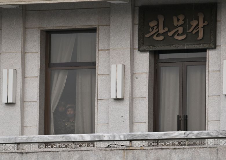 29일 오후 경기도 파주시 판문점 북측 지역 판문각에서 북한 병사들이 판문점을 방문한 권영세 통일부 장관과 취재진을 살펴보고 있다. [연합]