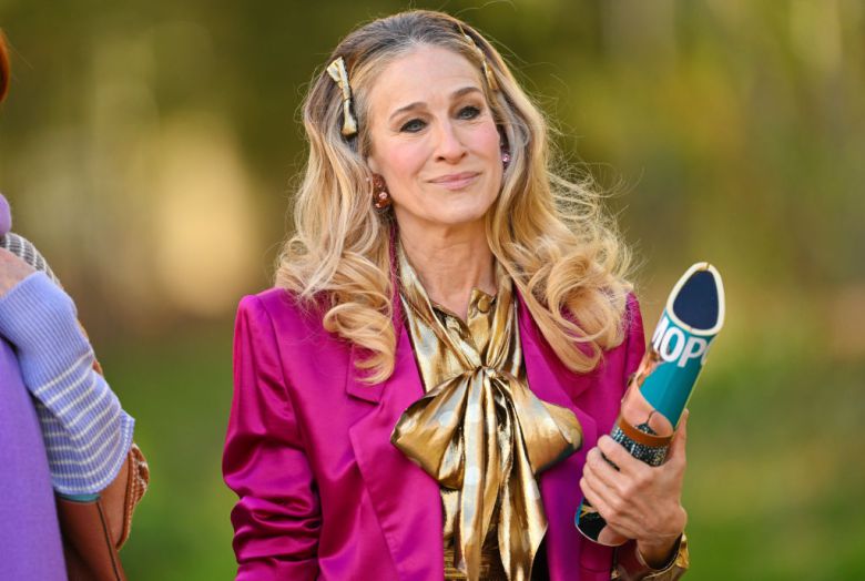 '섹스앤더시티' 시리즈로 유명한 미국 배우 사라 제시카 파커가 광택 있는 소재의 마젠타 색 재킷을 걸쳤다. [게티이미지]