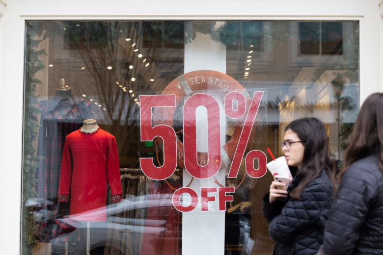 블랙프라이데이 기간 미국 조지아주의 한 의류 매장 앞을 시민들이 지나고 있다. [AFP]