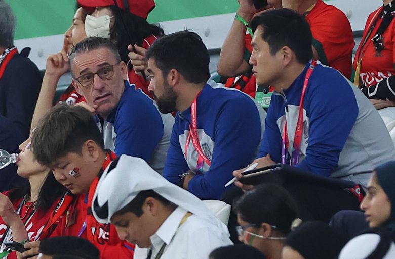 3일 오전(한국시간) 카타르 알라이얀의 에듀케이션 시티 스타디움에서 열린 2022 카타르 월드컵 조별리그 H조 3차전 대한민국과 포르투갈 경기. 대표팀 파울루 벤투 감독이 VIP석에서 전반 초반 한국의 실점 뒤 아쉬워 하고 있다. 연합뉴스