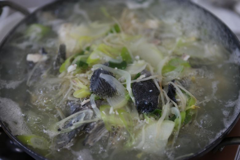 울진의 아침엔, 전날 방어회를 먹었던 왕돌회 수산이 우럭 지리로 또 책임진다.