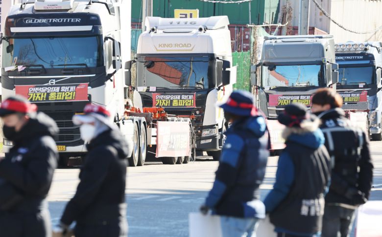 화물연대 조합원들이 선전전을 하고 있다. 연합뉴스