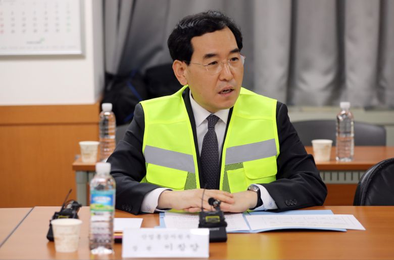 이창양 산업통상자원부 장관이 지난달 28일 화물연대 파업으로 인한 피해 상황을 점검하기 위해 아세아시멘트 충북 제천공장을 방문, 현장의 목소리를 듣고 있다. [연합]