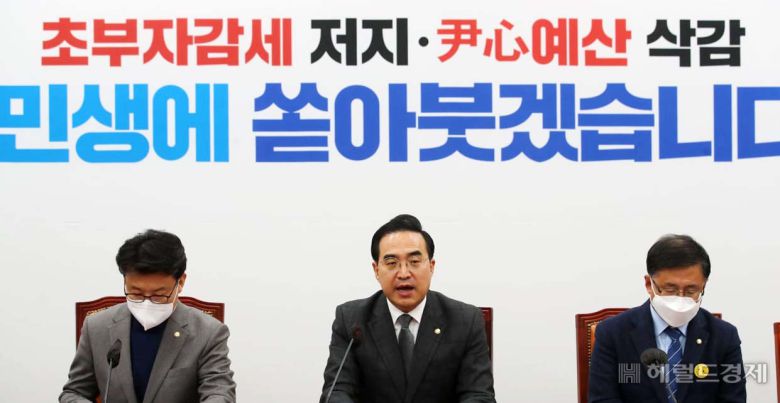 박홍근 더불어민주당 원내대표가 6일 오전 서울 여의도 국회에서 열린 원내대책회의에서 발언하고 있다. 이상섭 기자