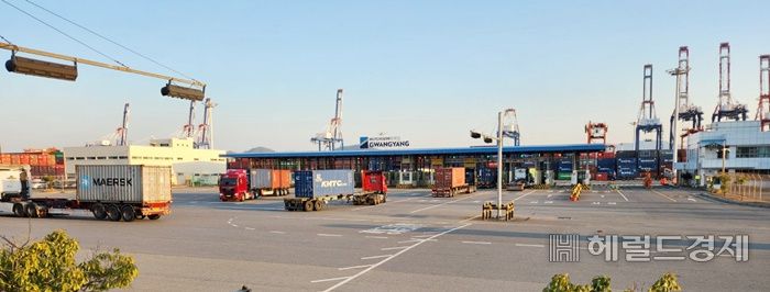 6일 오후 광양항 부두를 막고 있던 화물연대 소속 차량이 해산하면서 화물 반출·입이 재기되고 있다. /박대성 기자.