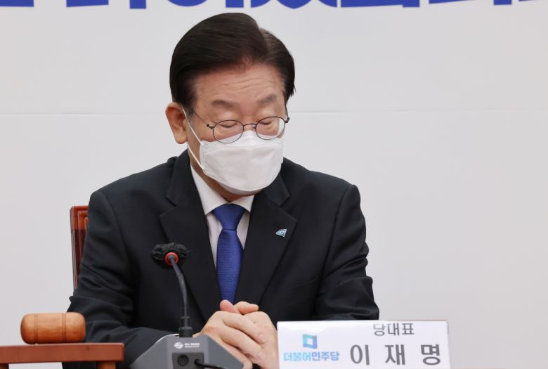 더불어민주당 이재명 대표가 5일 국회에서 열린 최고위원회에서 눈을 감고 생각에 잠겨있다. [연합]