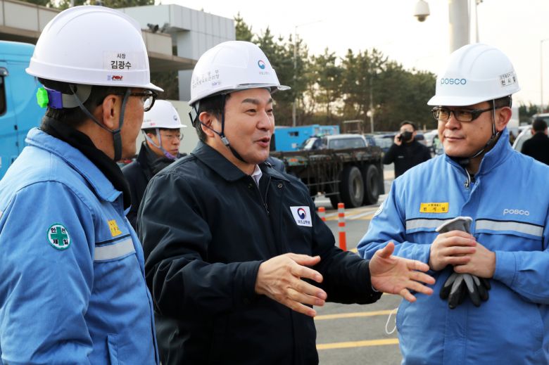 민주노총 공공운수노조 화물연대본부(화물연대)의 파업(운송거부)이 이어지는 가운데 원희룡 국토교통부 장관이 7일 경북 포항시 남구 포스코 포항제철소를 찾아 포스코와 포스코 계열사 관계자로부터 화물차 운행 상황에 대해 이야기를 나누고 있다. [연합뉴스]