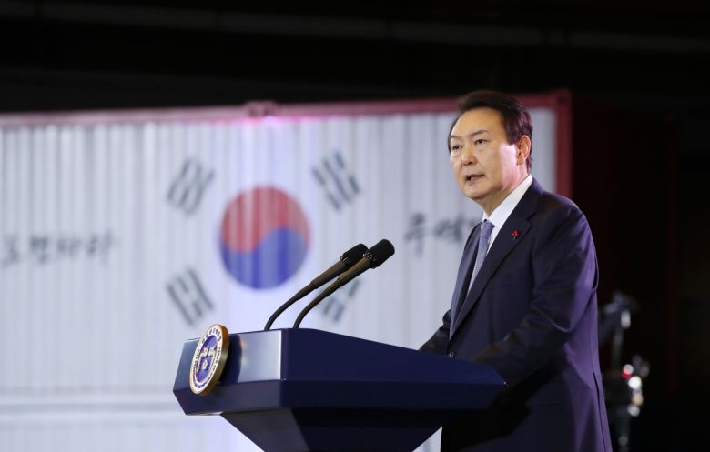 윤석열 대통령이 5일 서울 삼성동 코엑스에서 열린 제59회 무역의날 기념식에서 축사를 하고 있다. [연합]