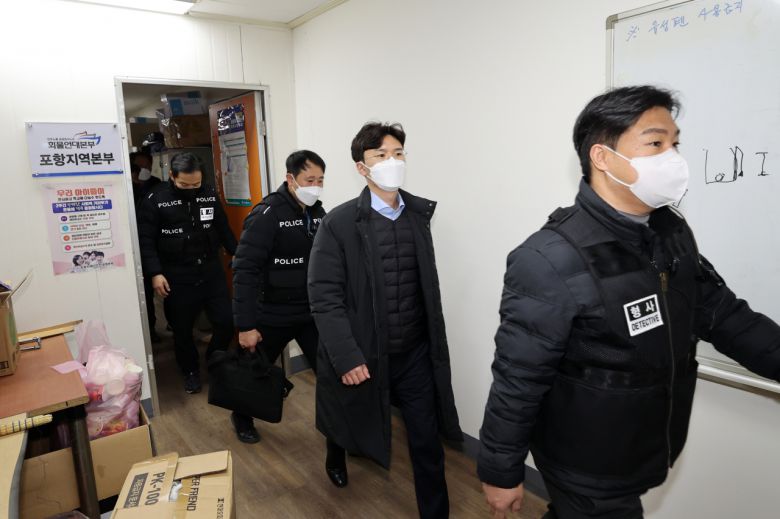 경북경찰청 경찰관들이 7일 민주노총 공공운수노조 화물연대본부(화물연대) 포항지역본부 사무실을 압수수색하고 있다. [연합]