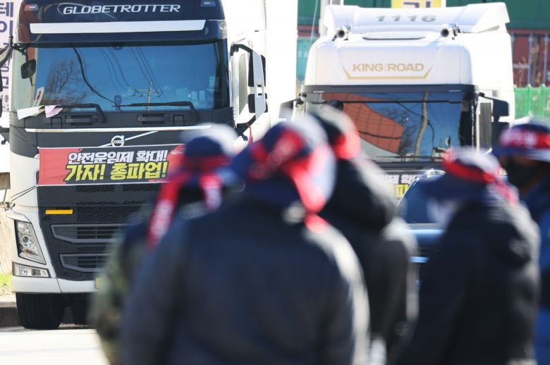 화물연대 파업 12일째인 5일 오후 경기도 의왕시 내륙컨테이너기지(ICD)에서 화물연대 조합원들이 선전전을 하고 있다. [연합]